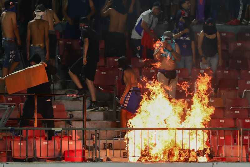 Primera sanción tras la violencia en el Nacional: barristas de la U quedan con prohibición de ir a estadios . Foto: Aton.