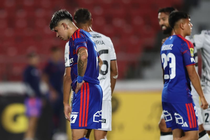 Autoboicot azul: la fórmula que condenó a la U ante Limache y la dejó al borde de la crisis antes del Superclásico. Foto: Aton.