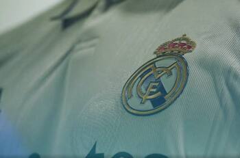 VIDEO | Mucha elegancia: Esta es la nueva camiseta del Real Madrid para la temporada 2022-23