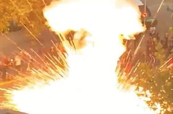 VIDEO | Impactante explosión de un fuego artificial dejó heridos a hinchas en banderazo de la U