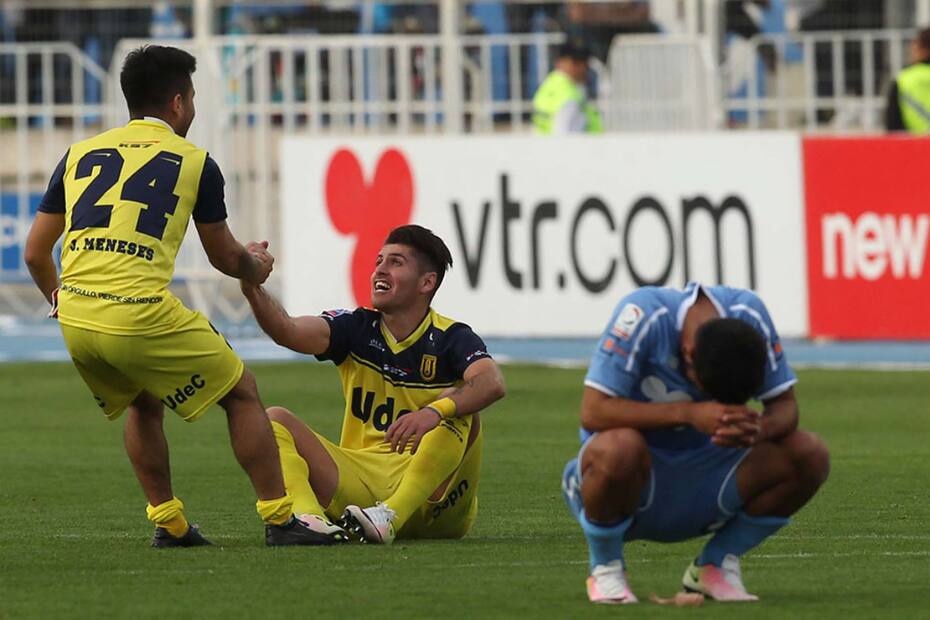 Jugador de O'Higgins se lamenta, mientras celebran Jean Meneses y Fernando Manríquez en el Caludura 2016.