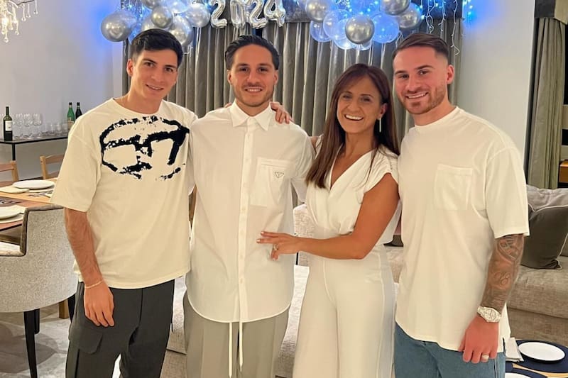 El volante junto a sus hermanos.