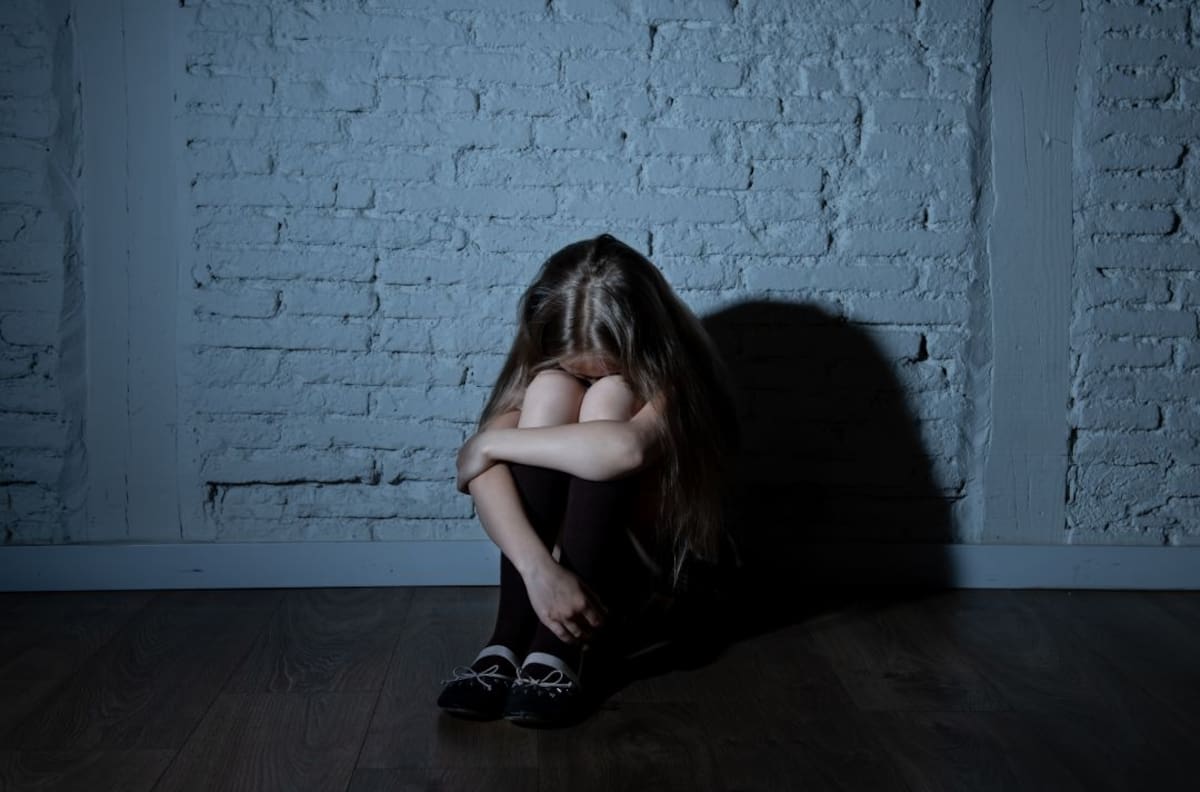 Entre ellos dos policías: Niña de 16 años denuncia haber sido violada por 400 hombres