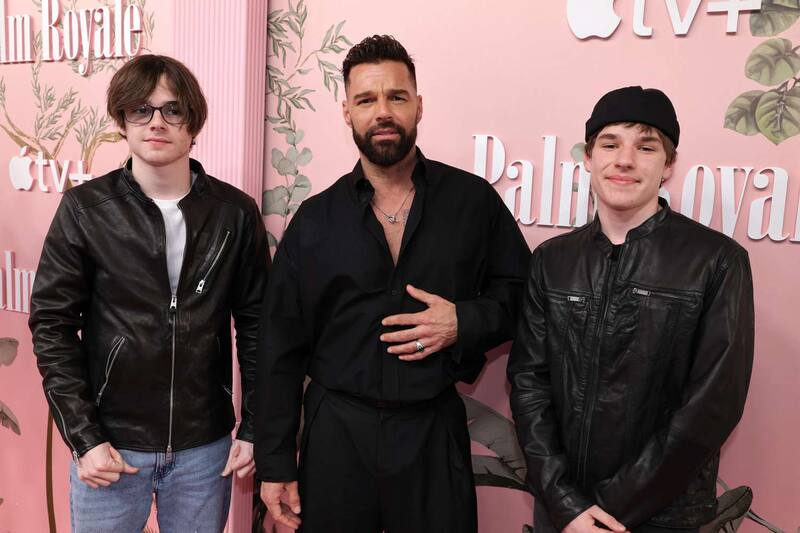 Ricky Martin con los mellizos en la premier de la serie "Palm Royale". Créditos: Instagram