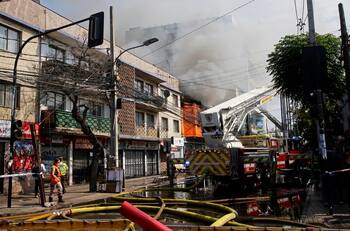 VIDEO I Voraz incendio en mall chino obliga a evacuar viviendas colindantes en San Bernardo