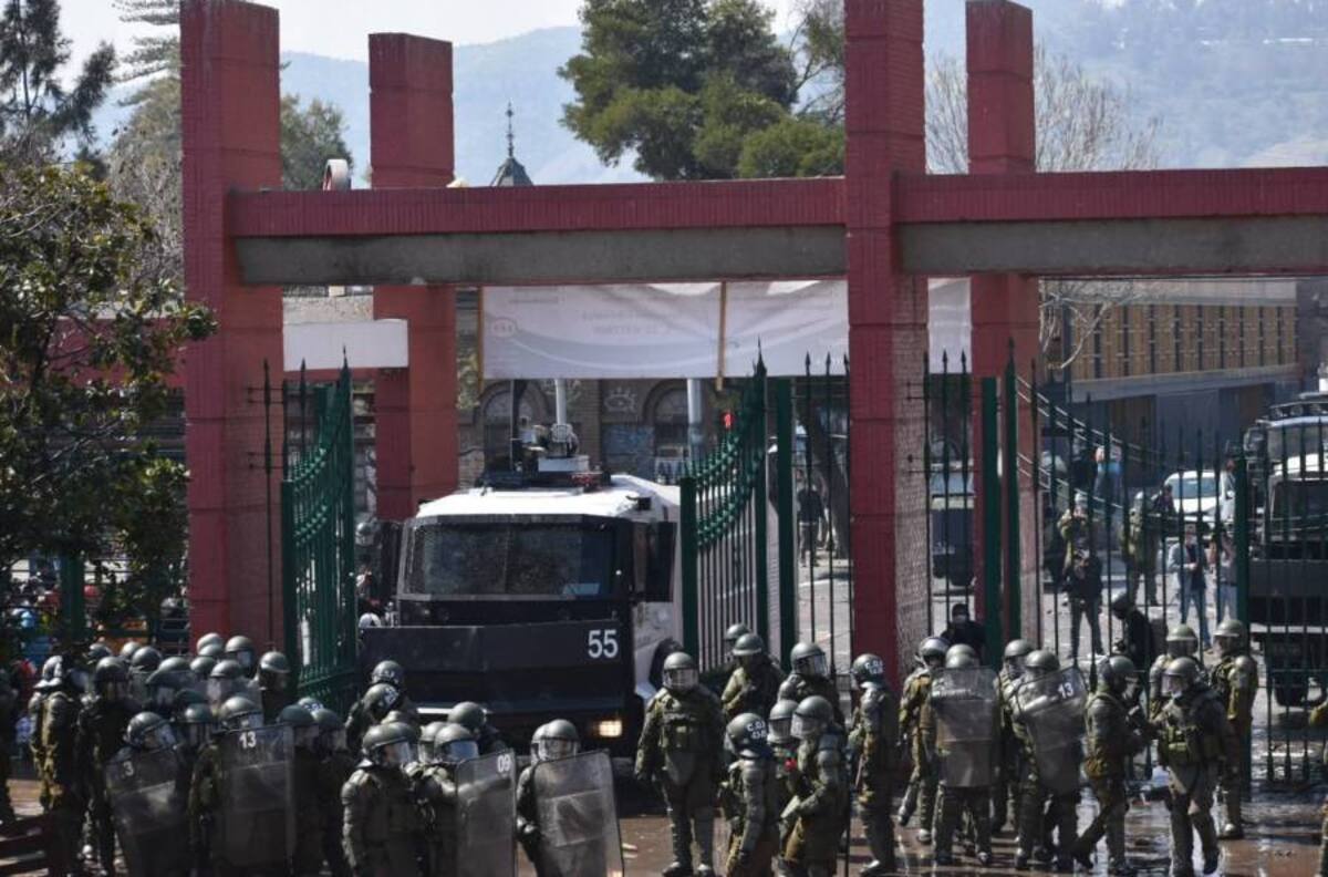Carabineros irrumpió con carro lanza agua en romería del Cementerio General