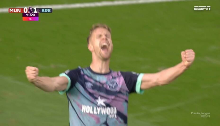 Kristoffer Ajer celebrando un saque de fondo al más puro estilo de Fernando Zampedri