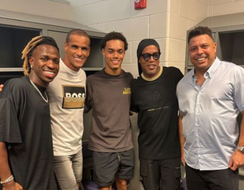 Vinícius Jr junto a Rivaldo, Ronaldinho con su hijo y Ronaldo