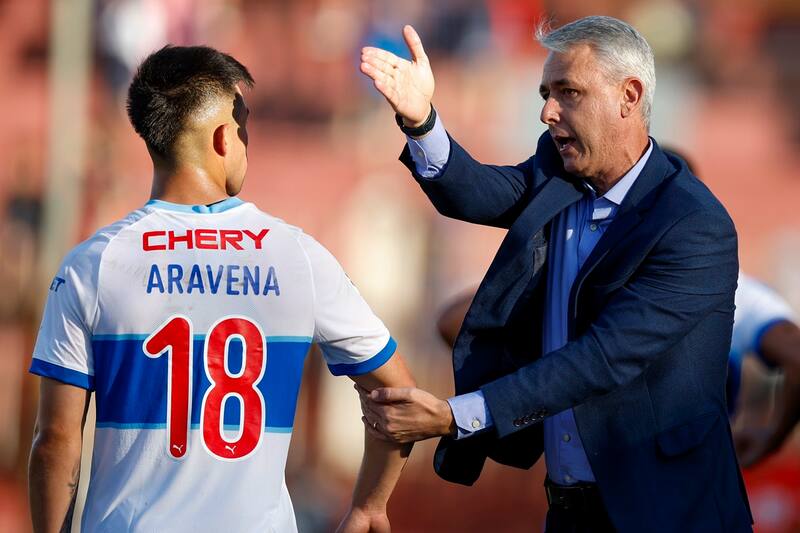 se prepara para dirigir su tercer partido al mando de la UC. (Foto: Aton)