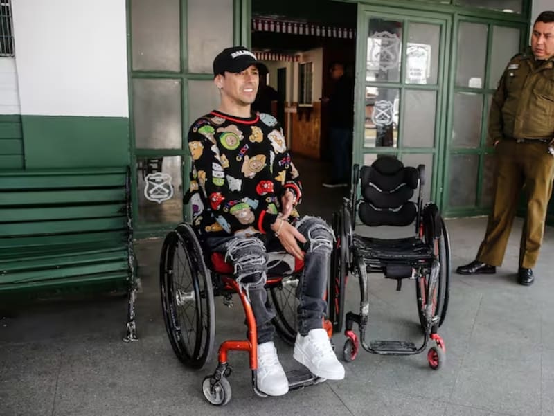 Alberto Abarza con su silla recuperada. Foto: ADN.