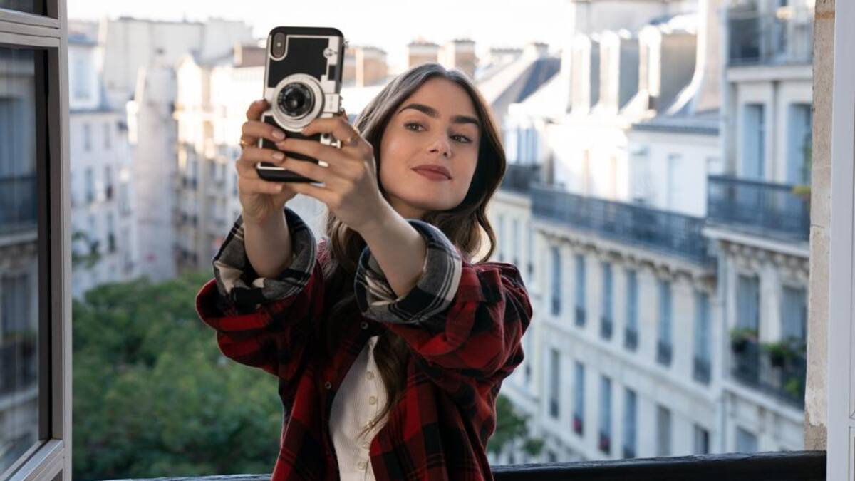"Emily en París": La nueva serie de Netflix que se posicionó número uno en Chile ha generado divididos comentarios