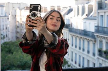 "Emily en París": La nueva serie de Netflix que se posicionó número uno en Chile ha generado divididos comentarios
