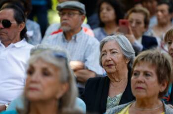 Adultos mayores pueden optar a bono de $98.000 mensuales de por vida: Estos son los requisitos