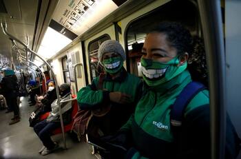 ¿Vuelven las mascarillas al transporte público? Esto dijo el Minsal sobre su eventual uso obligatorio