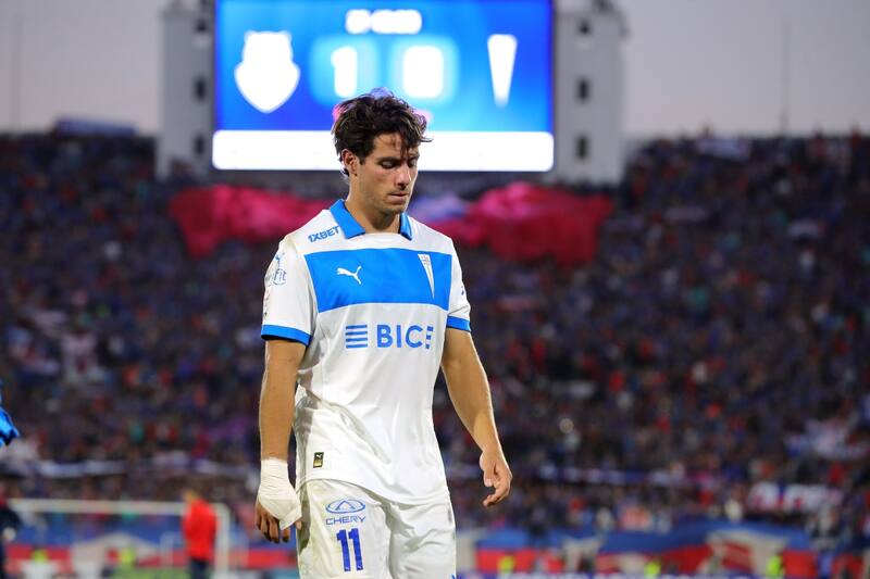, delantero de Universidad Católica, tras perder el Clásico Universitario. Foto: Agencia Aton.