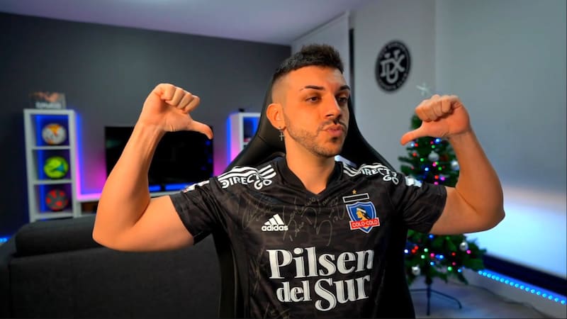 Dj Mariio con la camiseta de Colo Colo.
