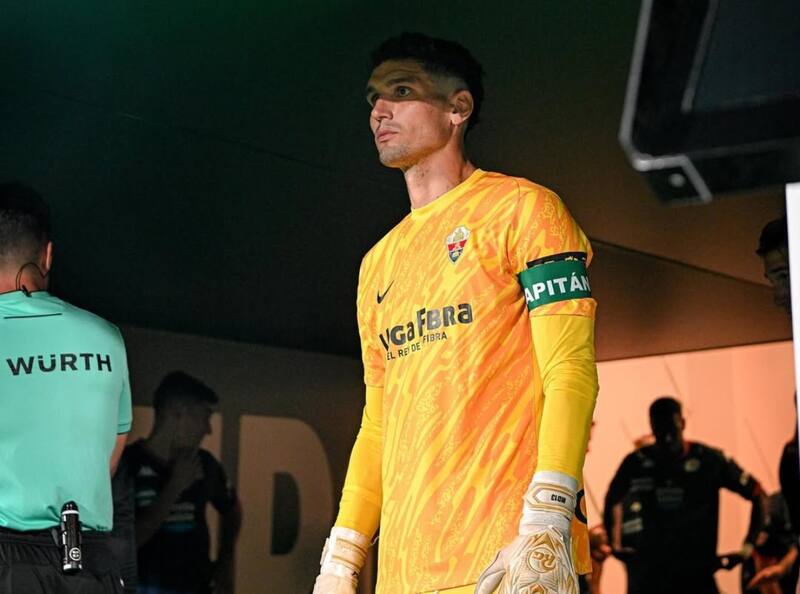 El portero tiene contrato hasta junio de 2025 en el Elche de España