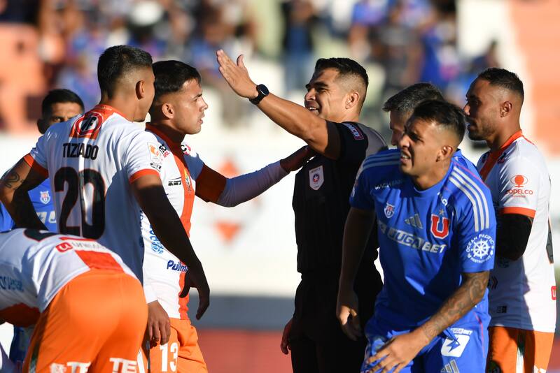 El juez central del partido sancionó un penal para Cobresal al término del primer tiempo. (Foto: Aton)