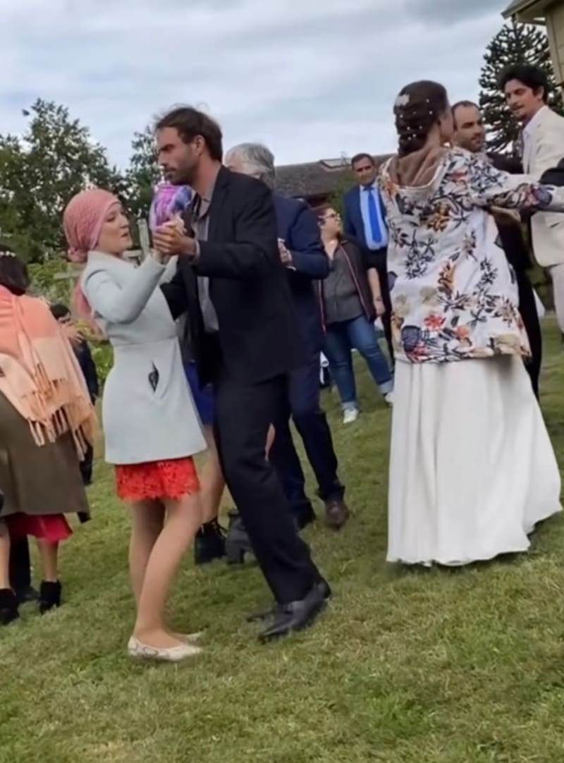 Algunos personajes durante el rodaje del matrimonio / Instagram