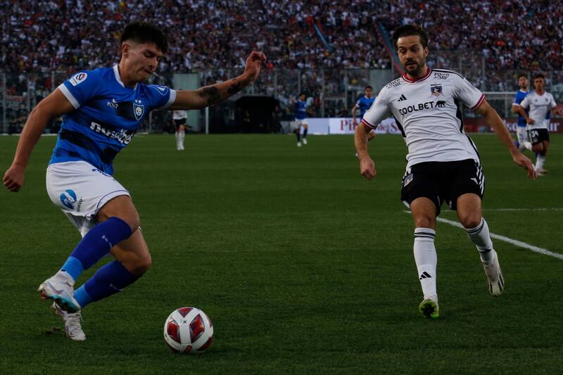 intenta cubrir su lateral en la victoria de Colo Colo ante Huachipato (Foto: Aton)
