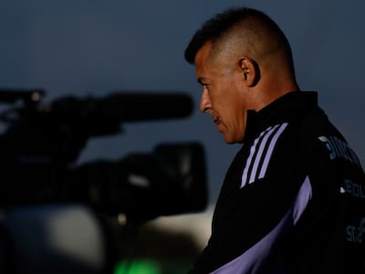Borghi le presta ropa a Almirón en Colo Colo: “Estoy cansado de que el responsable siempre sea el DT”