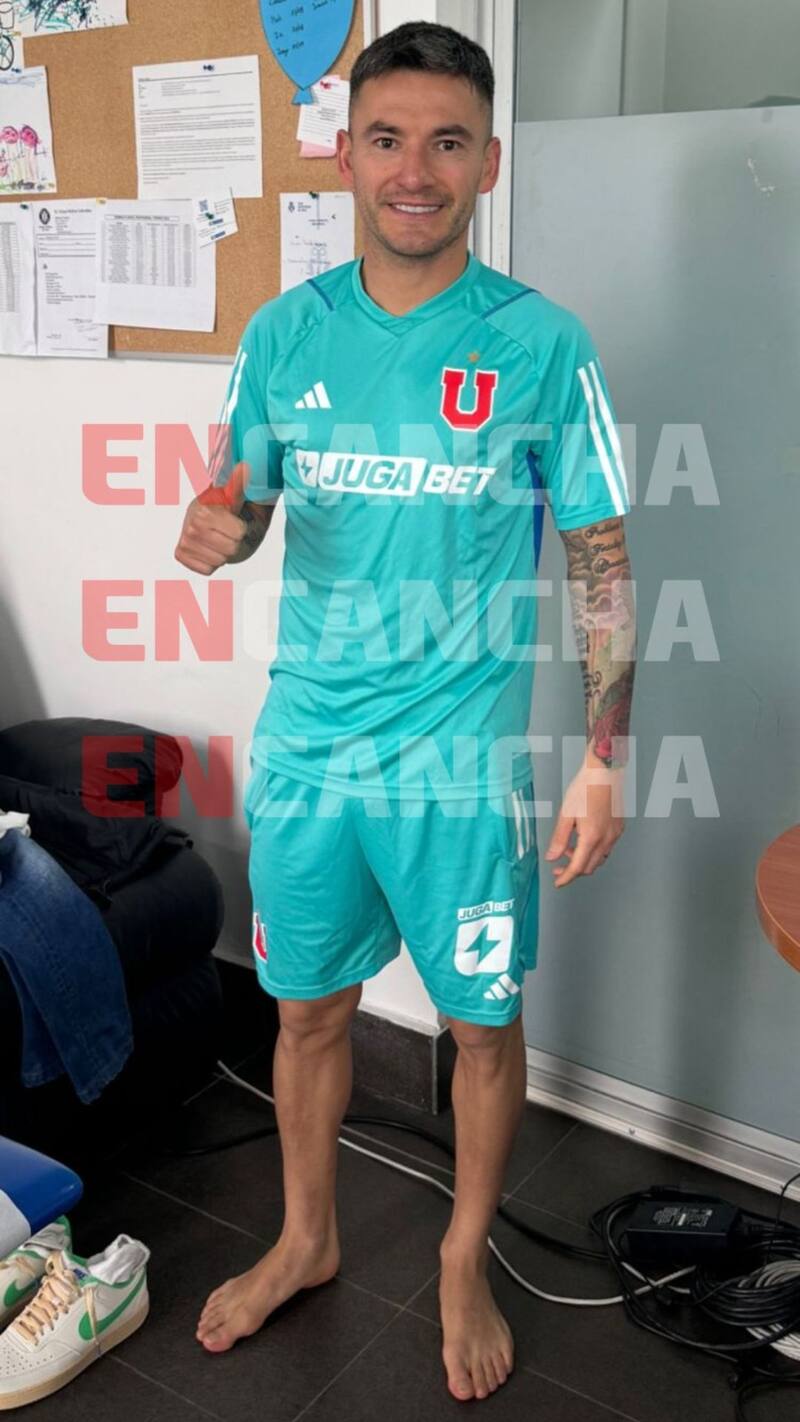 Charles Aránguiz con la ropa de entrenamiento de la U.
