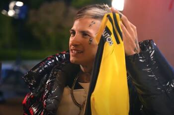 Julio César Rodríguez le regaló camiseta de equipo de Primera B al cantante argentino L-Gante: "El Real Madrid y Barcelona de Chile"