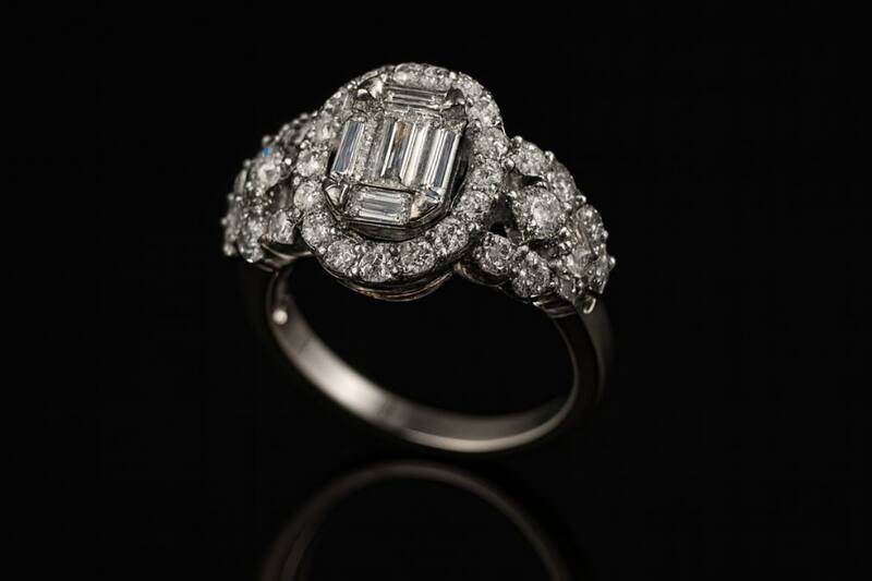 Hecho con oro blanco, esta pieza es única y se la llevará la ganadora del certamen.