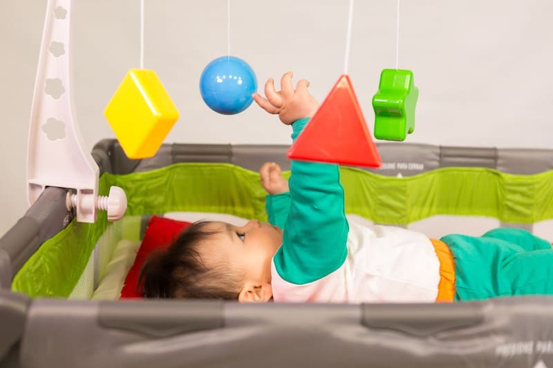 Esta es la cuna y el móvil que entrega el Programa de Apoyo al Recién Nacido de forma gratuita.