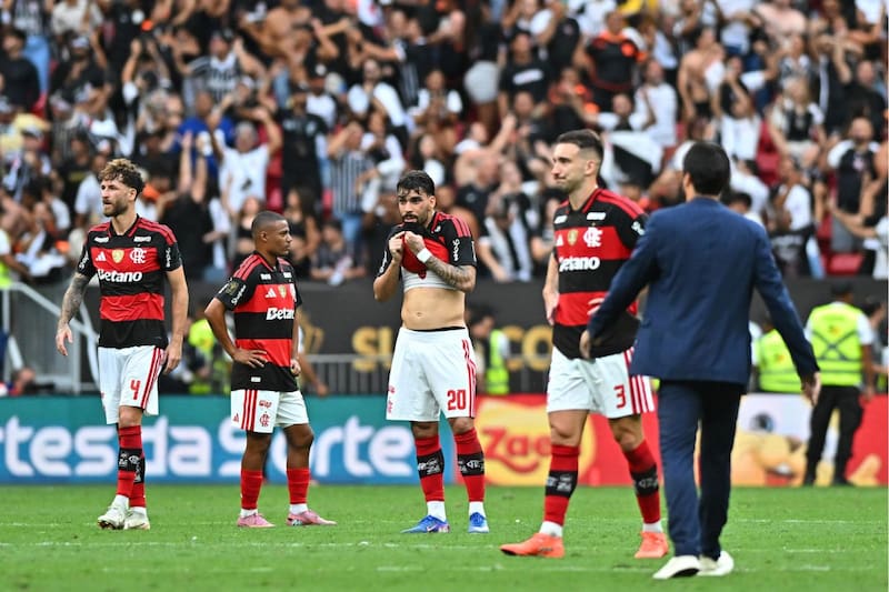 El equipo de Erick Pulgar va mal. Colgando en el Carioca, con pésimo arranque en el Brasileirao y despojado de la Supercopa de Brasil. Foto: EFE.