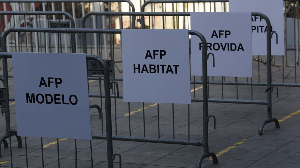 Nombres de las diferentes AFP en carteles sobre la vía pública.