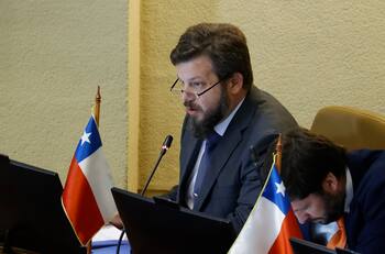 VIDEO | Diputado Johannes Kaiser arrojó un lápiz a jefe de la bancada de Republicanos tras interrumpirlo