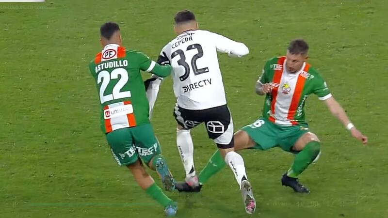 El volante jugó con fuego y se salvó de la expulsión en el Colo Colo vs. Cobresal