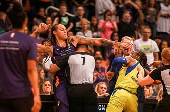 La brutal pelea entre jugadoras del Phoenix Mercury y Dallas Wings en la WNBA