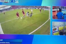 VIDEO | El VAR no funcionaba: Así fue el polémico penal que no le cobraron a La Roja frente a Venezuela