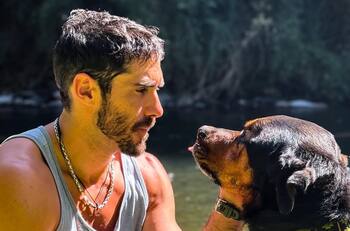 “Días pesados”: Pedro Astorga preocupa por su salud tras foto desde el hospital