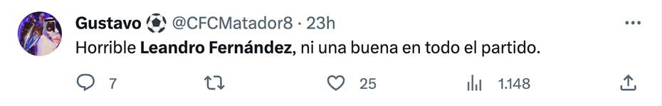 Hinchas critican a Leandro Fernández.