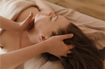 Realiza estos ejercicios faciales que te ayudarán a verte mucho más joven