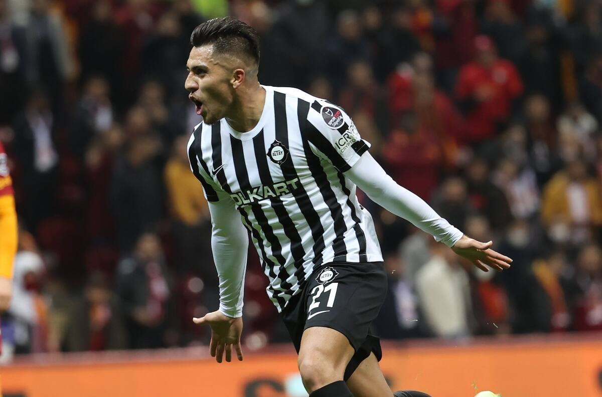 Video| César Pinares se despachó un golazo de antología en el empate parcial del Altay