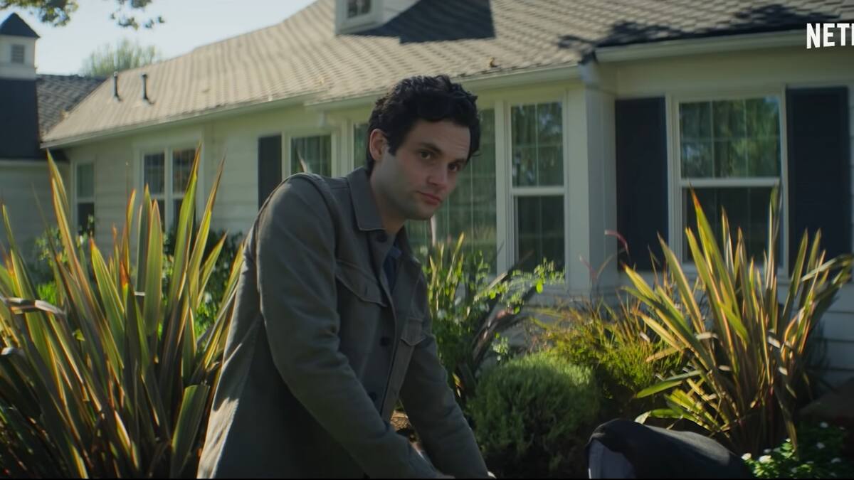 Creadora de "You" comenta la muerte que impactó a los fanáticos de la serie en su tercera temporada