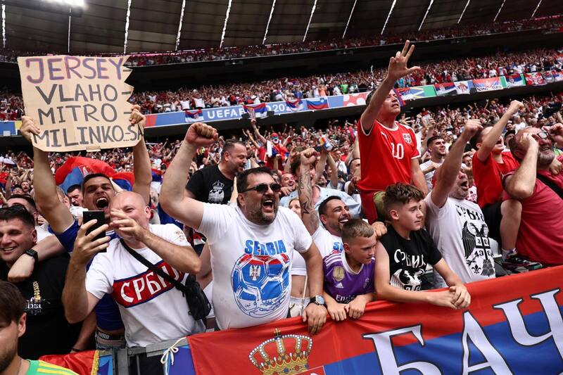 Los hinchas de Serbia en la Eurocopa