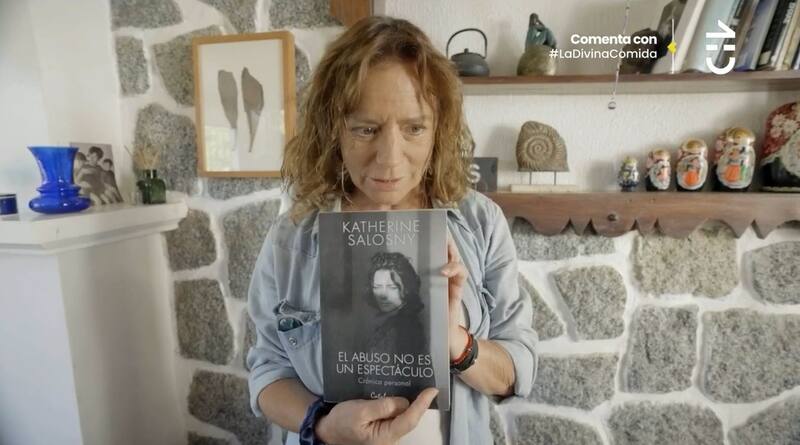 Kathy Salosny y su libro "El abuso no es un espectáculo". Créditos: Pantallazo CHV