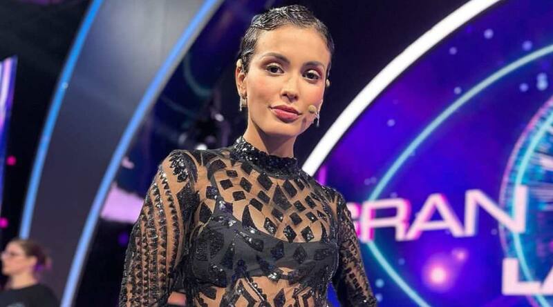 viene a remecer la casa que tanto conoce.