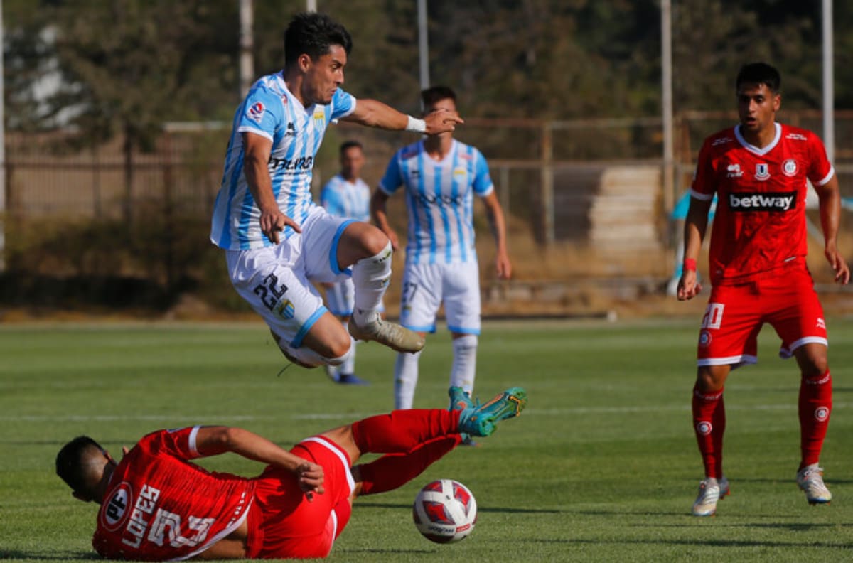 Con un hombre menos, Unión La Calera le arrancó un empate a Magallanes en La Pintana