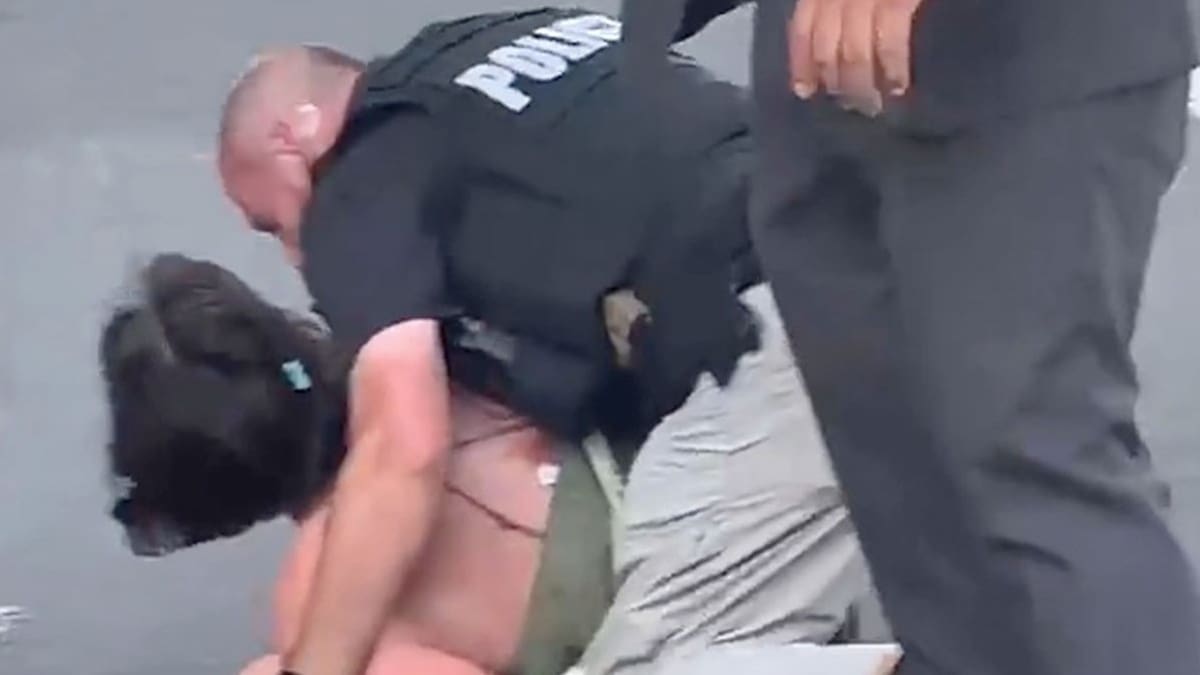 VIDEO | Policía tiró al suelo a mujer y le pegó cachetada en protesta de la Cumbre de las América