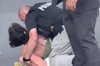 VIDEO | Policía tiró al suelo a mujer y le pegó cachetada en protesta de la Cumbre de las América