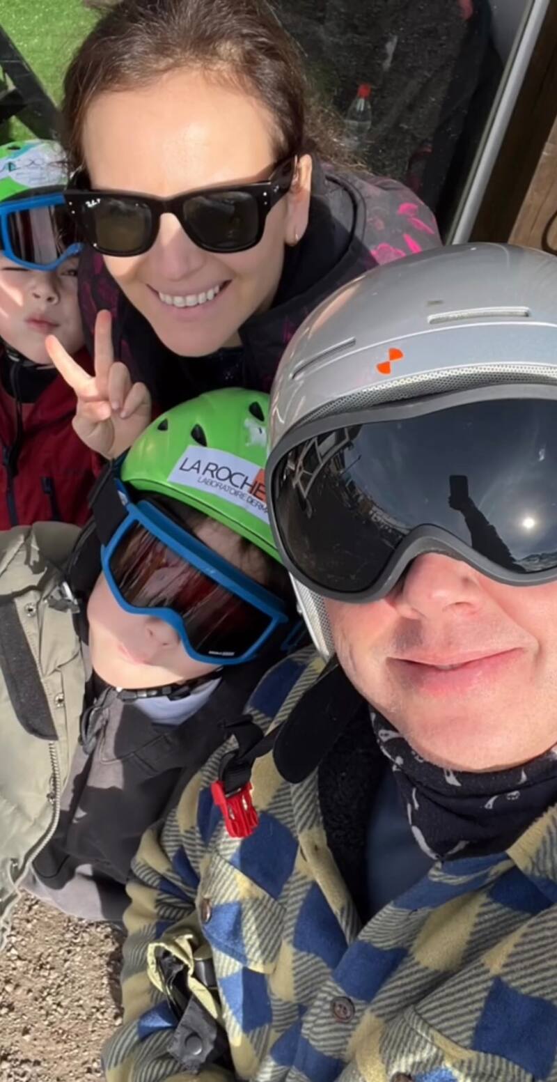 José Miguel Viñuela junto a su familia en la nieve. Foto: Instagram.