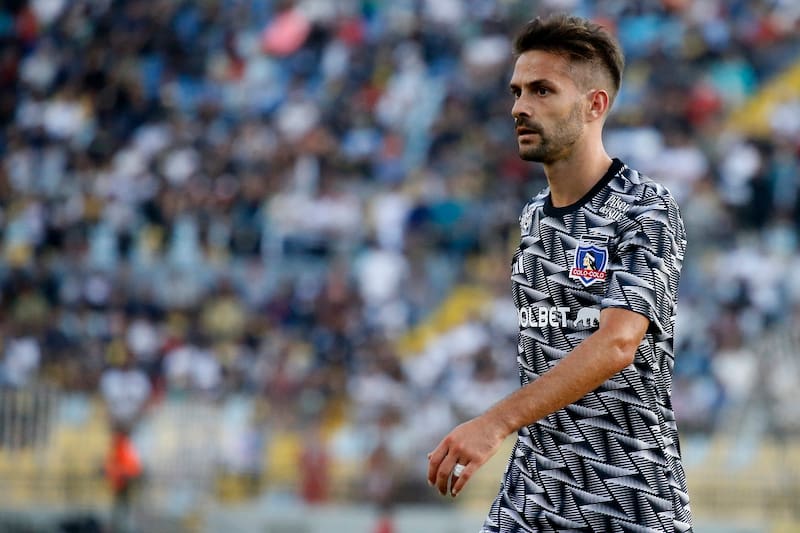 El jugador de Colo Colo protagonizó una curiosa jugada en Copa Libertadores