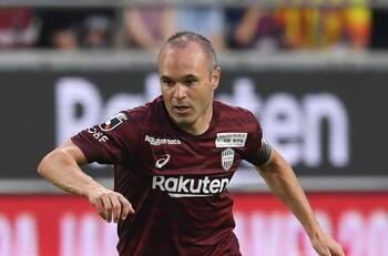 Andrés Iniesta demuestra toda su calidad en un lanzamiento penal