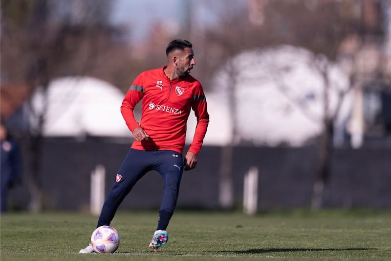 Mauricio Isla entrena desde el viernes pasado en Independiente y se perfila como titular para esta noche.